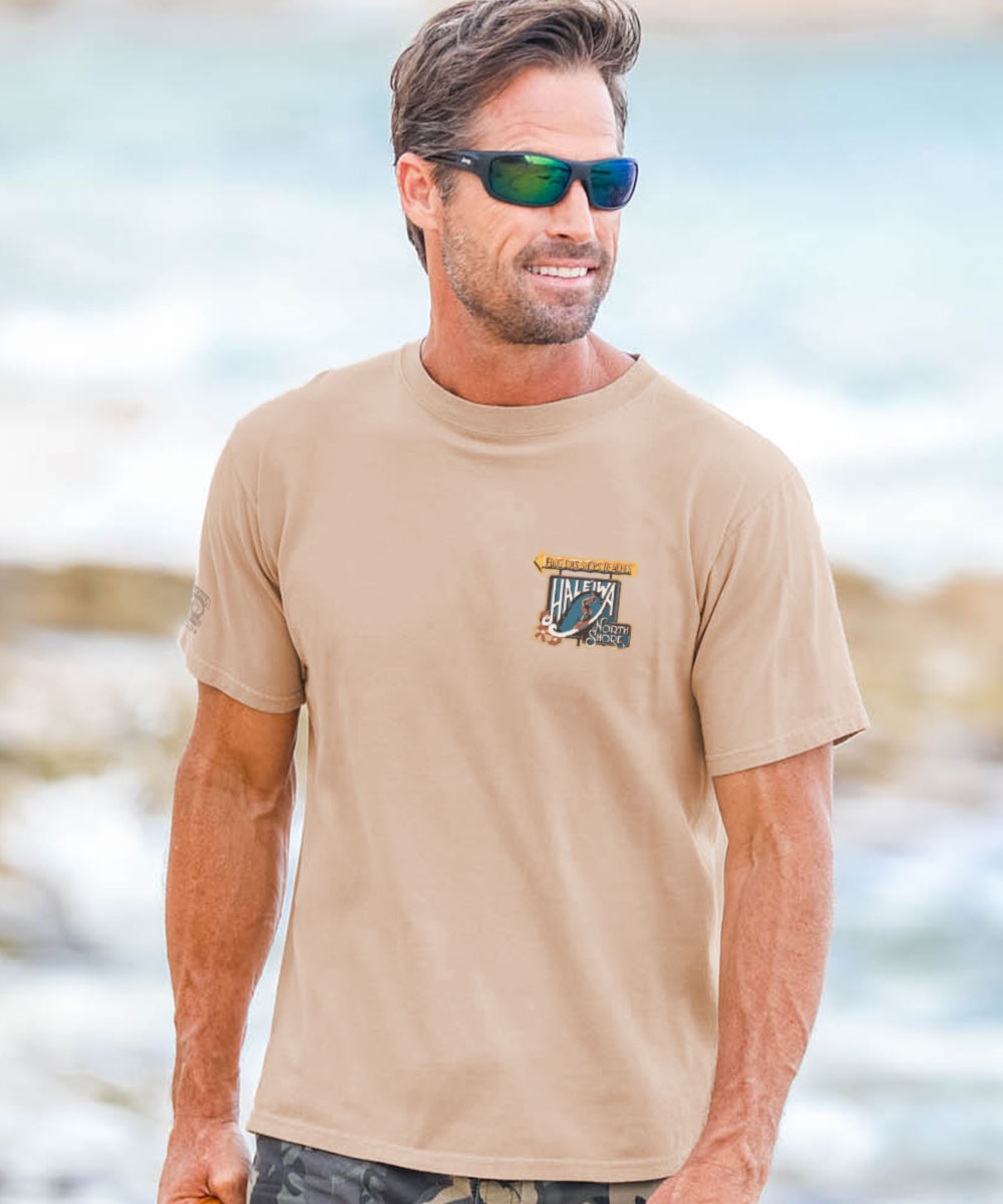 Haleiwa Sign North Shore - Kona Coffee Dyed Short Sleeve Crewneck T-Shirt